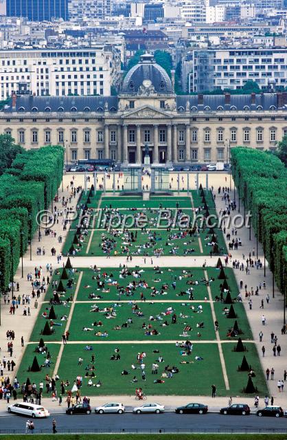 ecole militaire.JPG - Parc du Champ de Mars et l'Ecole Militaire depuis la tour EiffelParis 7e, France